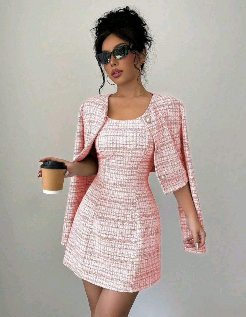 Vestido rosado con saco formal botones blancos