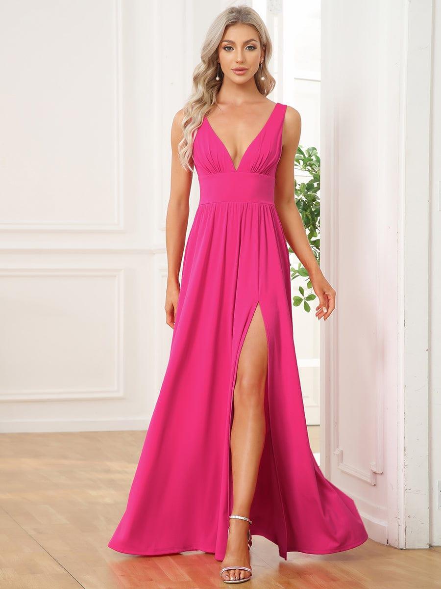 Vestido fucsia con escote en V pronunciado y abertura lateral