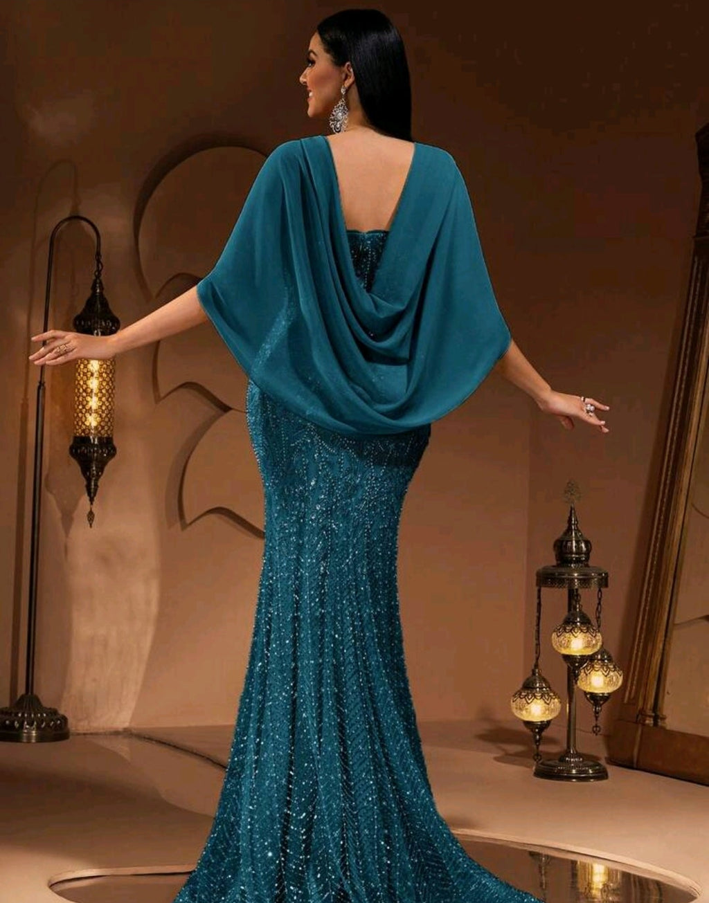 Vestido turquesa con pedrería corte sirena manga capa