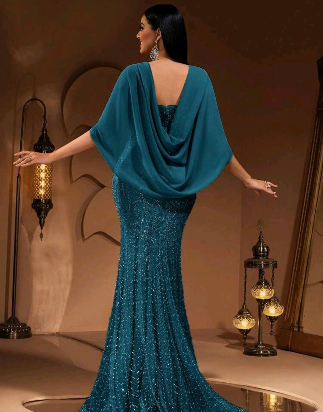 Vestido turquesa con pedrería corte sirena manga capa