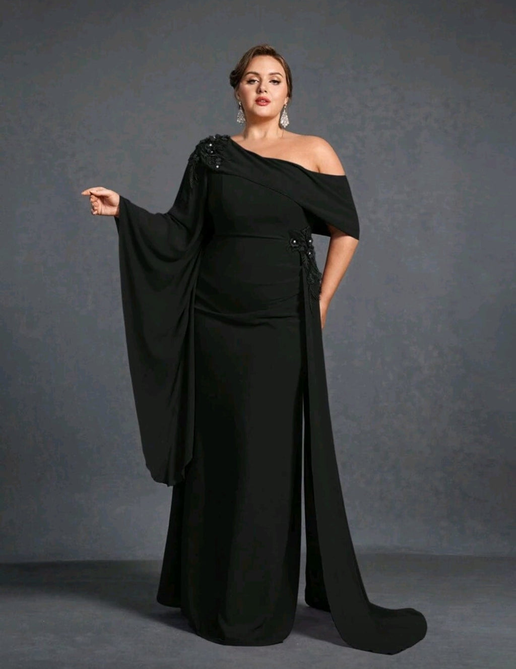 Vestido negro manga mariposa pegado al cuerpo