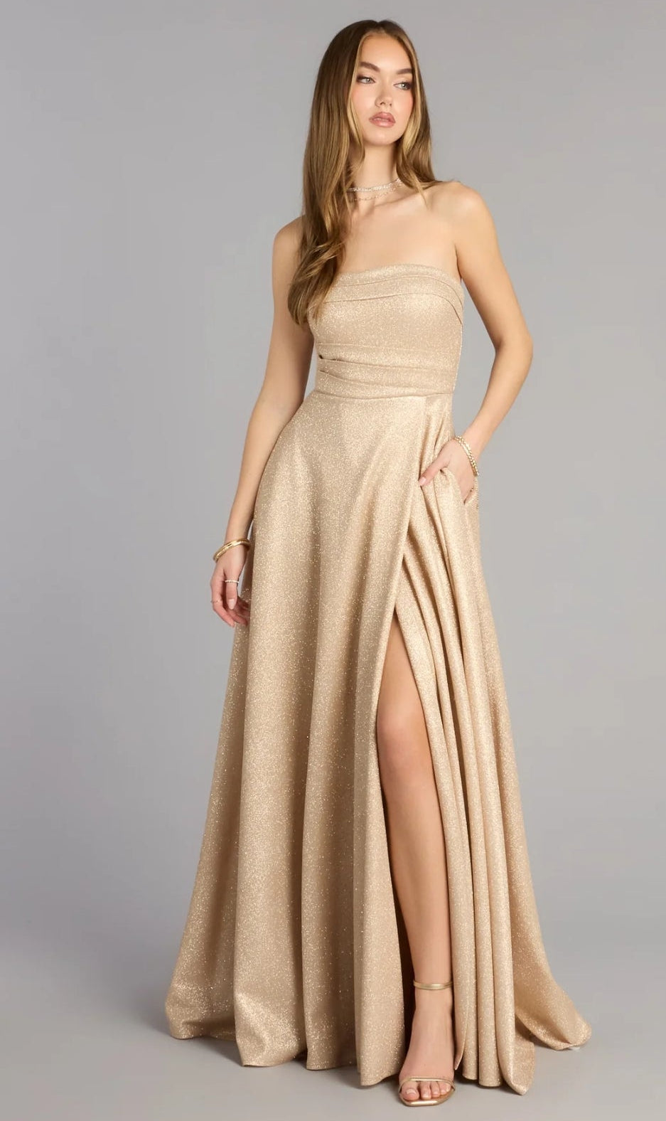 Vestido Klaudia gold brillante straple con bolsas invisibles