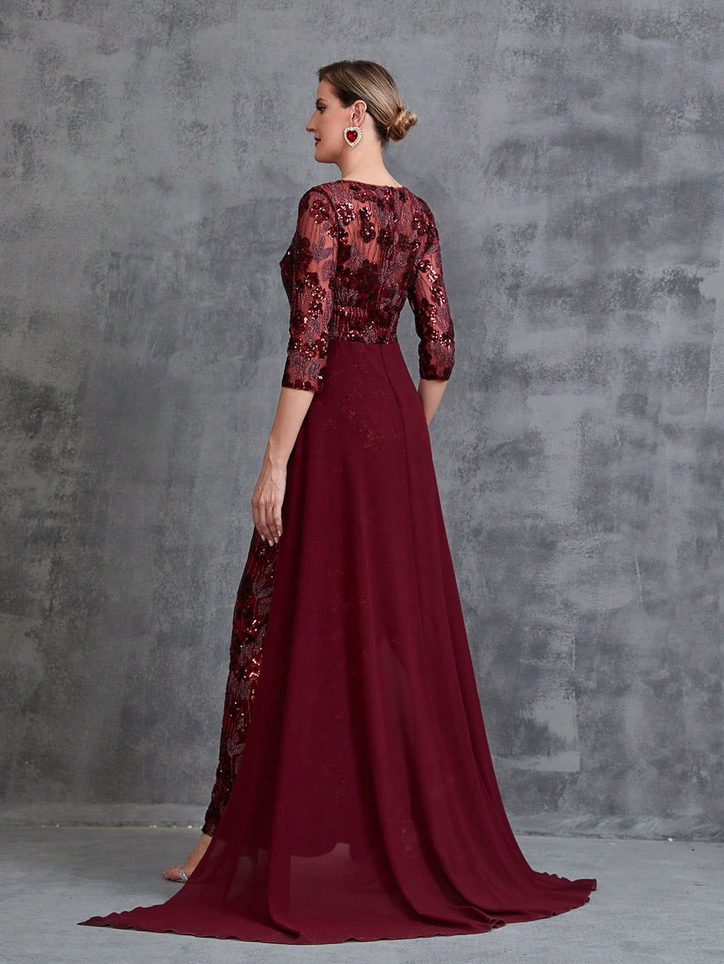 Vestido vino pegado al cuerpo con falda capa añadida