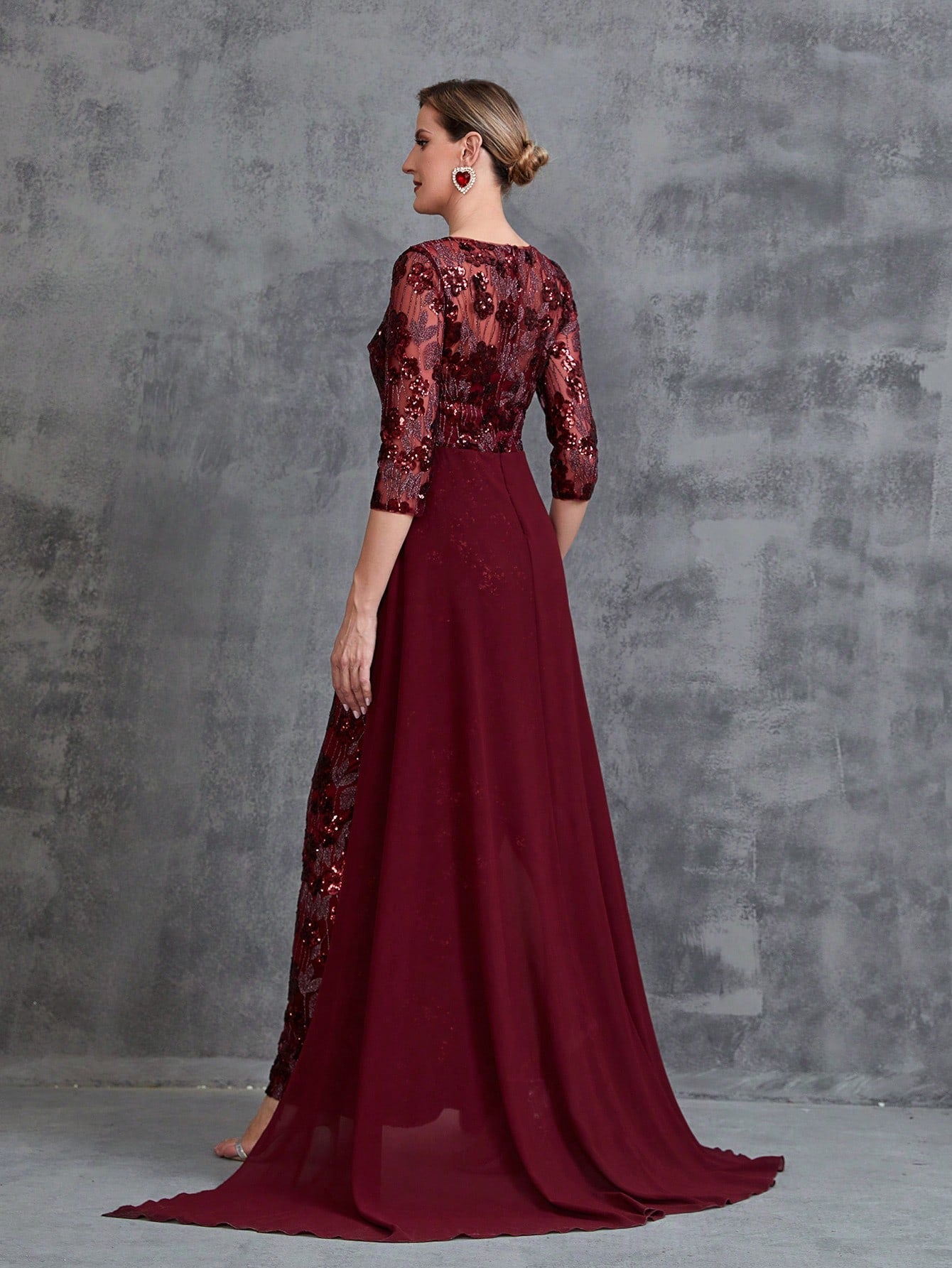 Vestido vino pegado al cuerpo con falda capa añadida