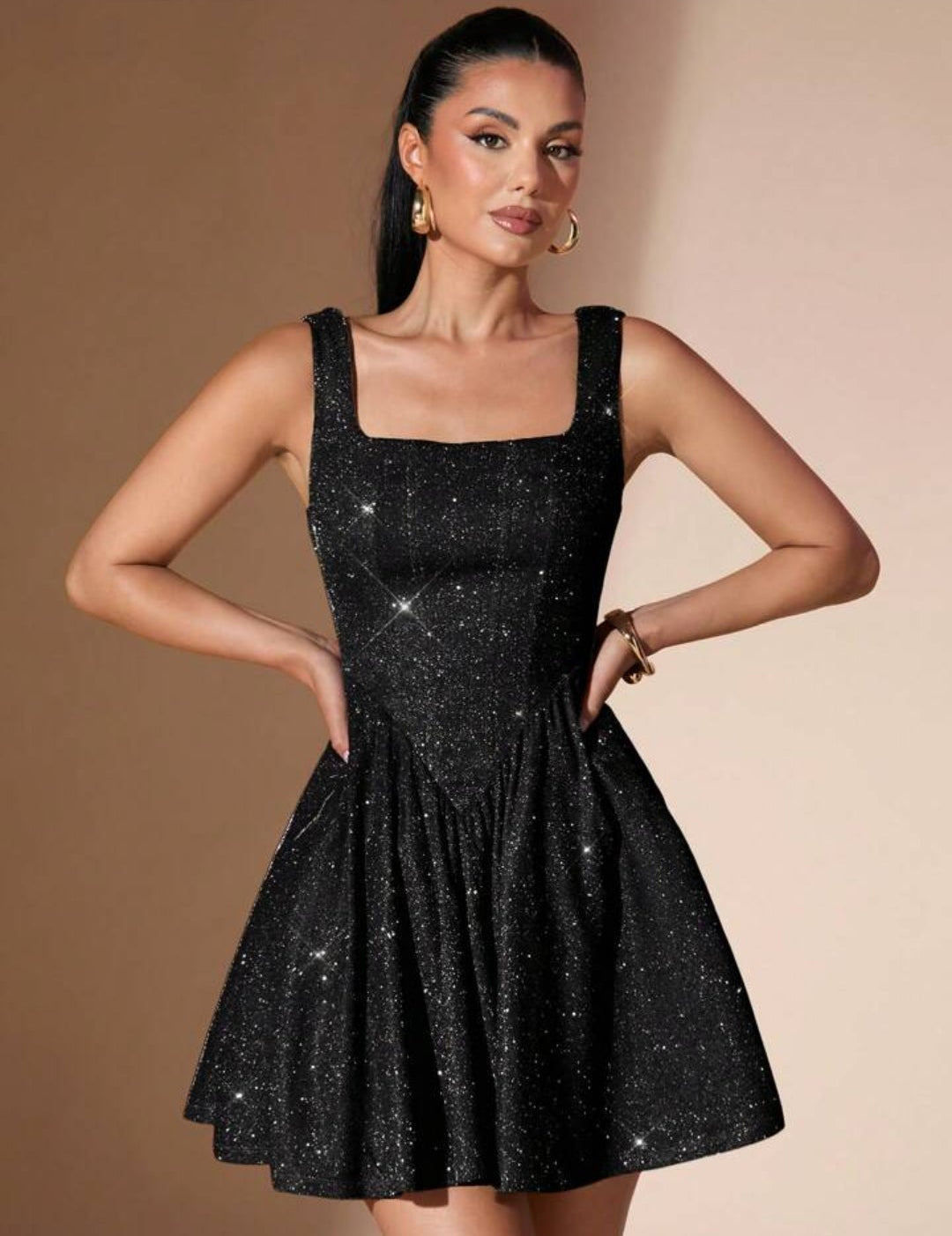 Vestido negro brillante con espalda semi abierta