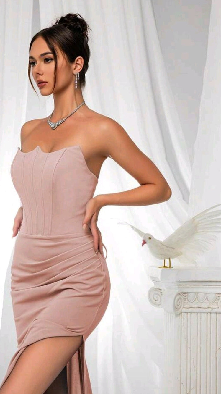 Vestido palo rosa straple con corsé