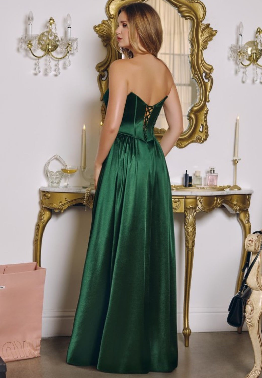 Vestido verde sage off-the-shoulder corte A con corsé ajustable
