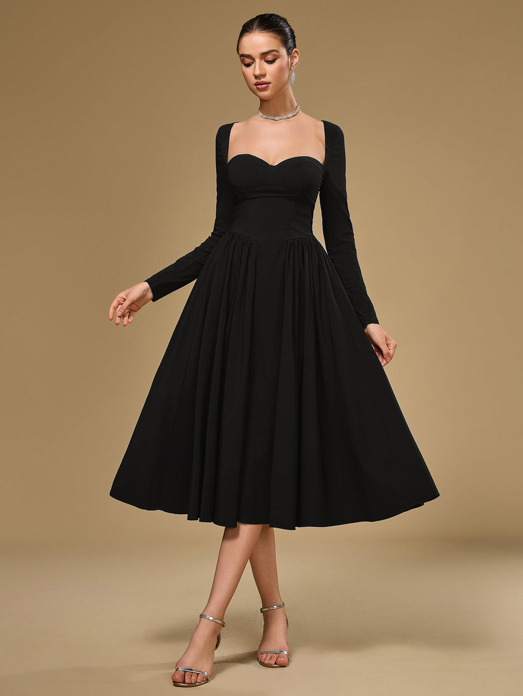 Vestido negro manga larga con escote corazón