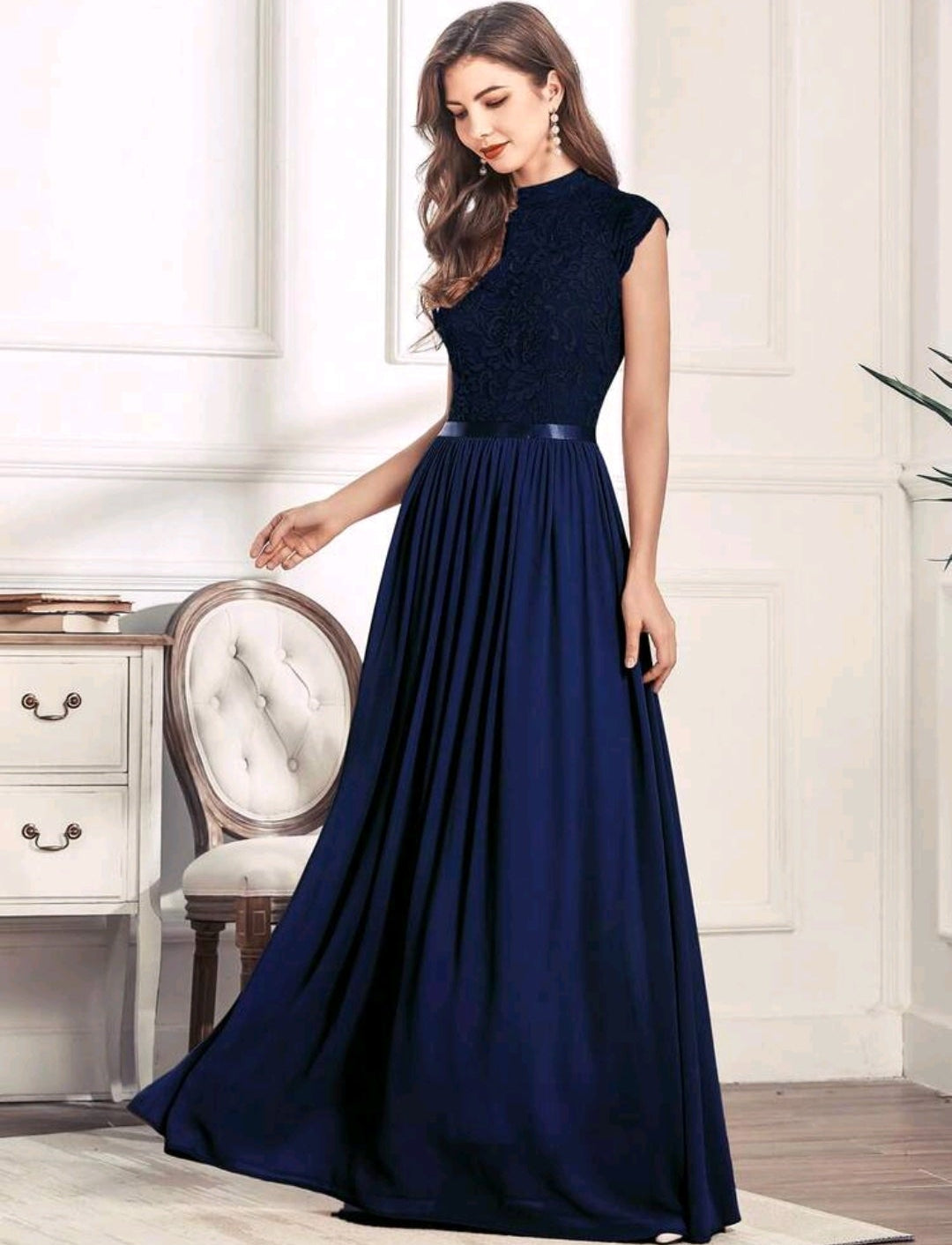 Vestido azul marino cuello alto encaje y falda chiffon
