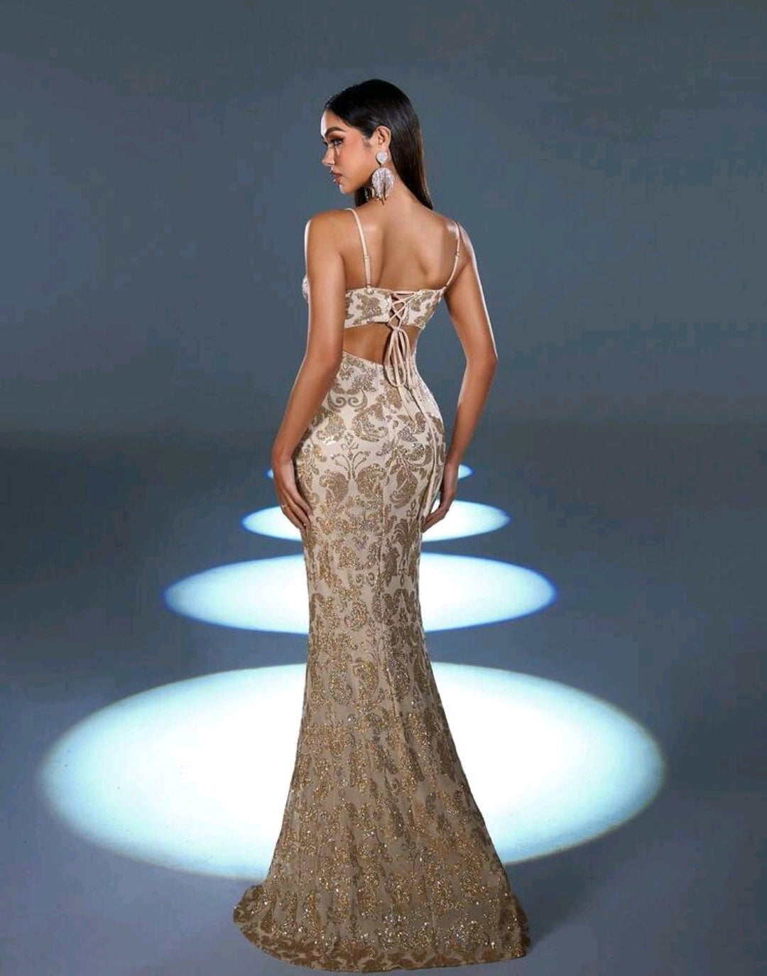Vestido dorado con abertura lateral y espalda semi abierta