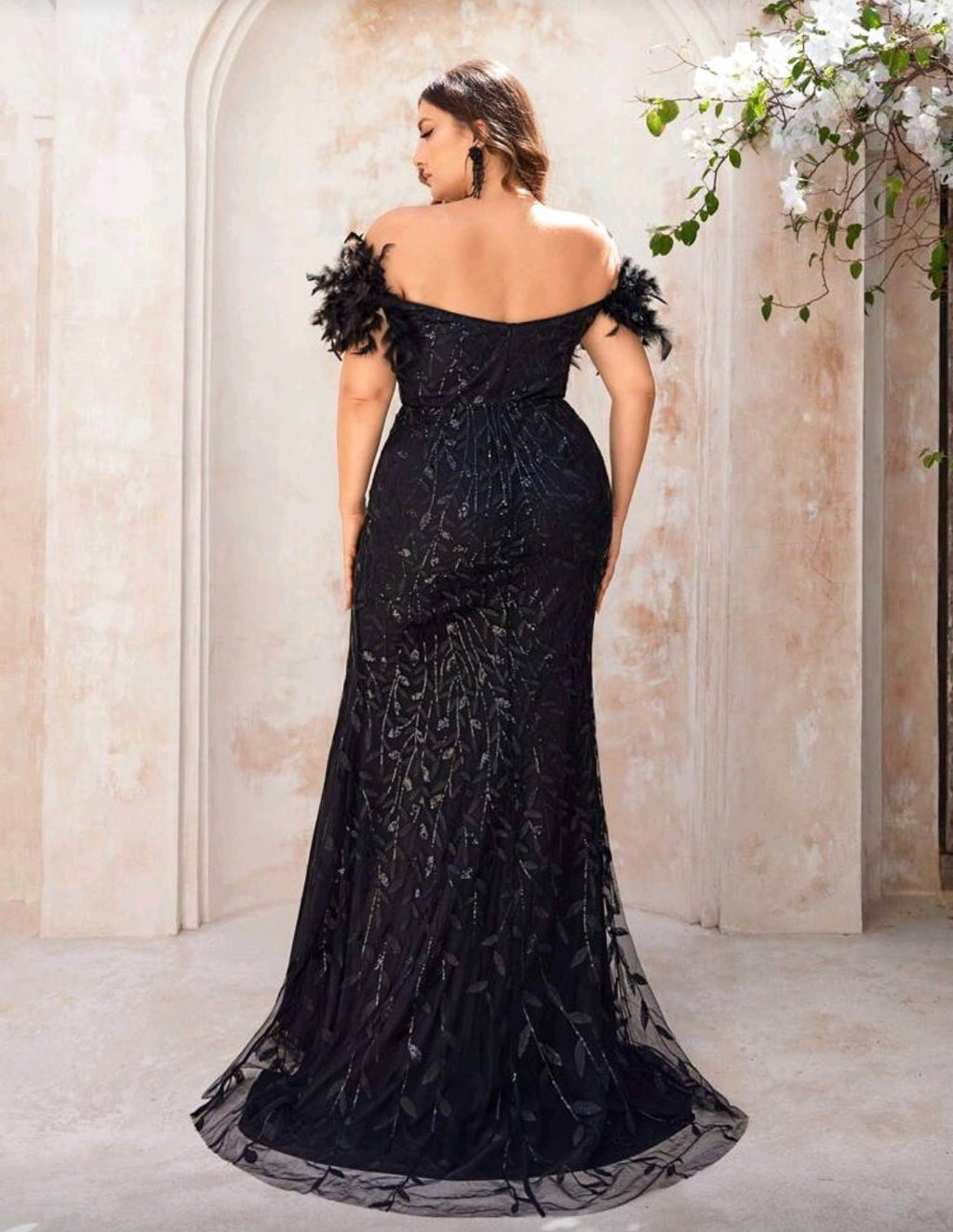 Vestido negro de lentejuelas con abertura lateral