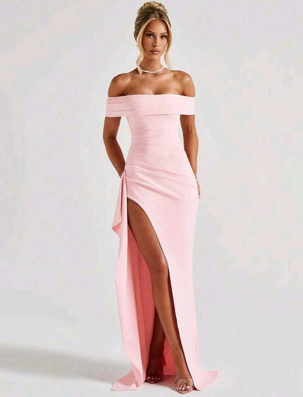 Vestido rosa claro off-the-shoulder con abertura lateral