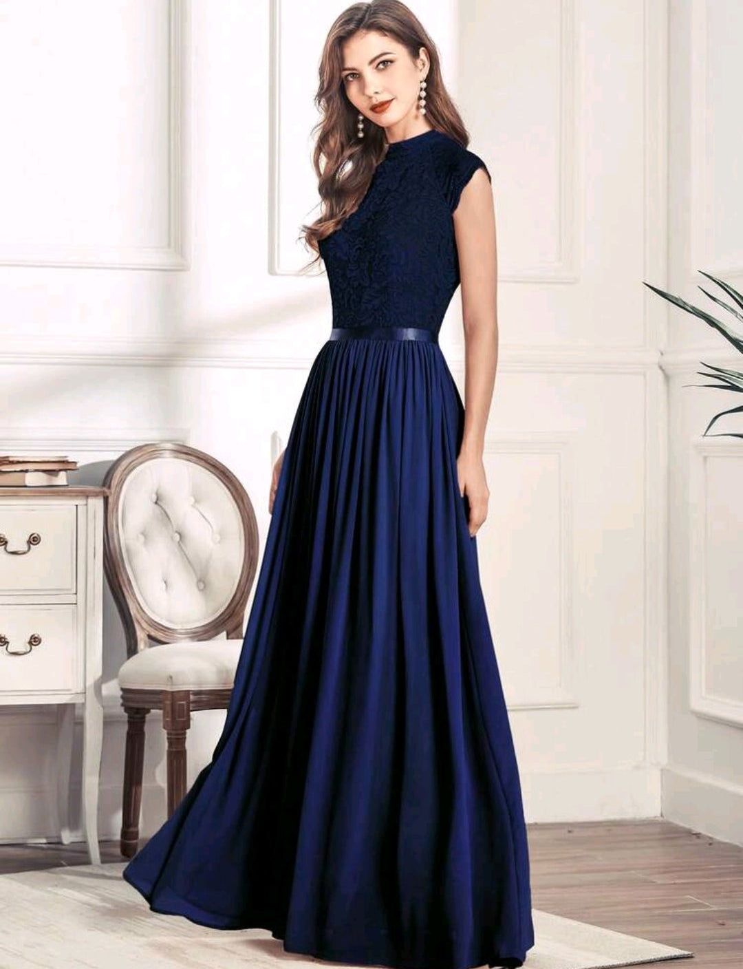 Vestido azul marino cuello alto encaje y falda chiffon