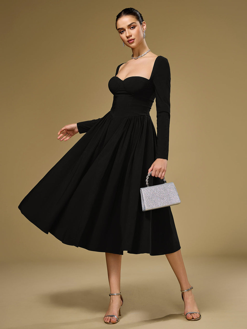 Vestido negro manga larga con escote corazón