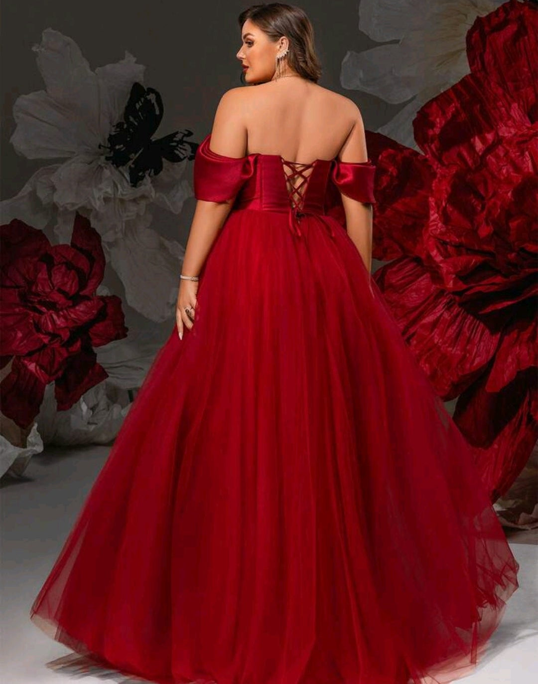 Vestido burgundy off-the-shoulder falda tul con corsé ajustable