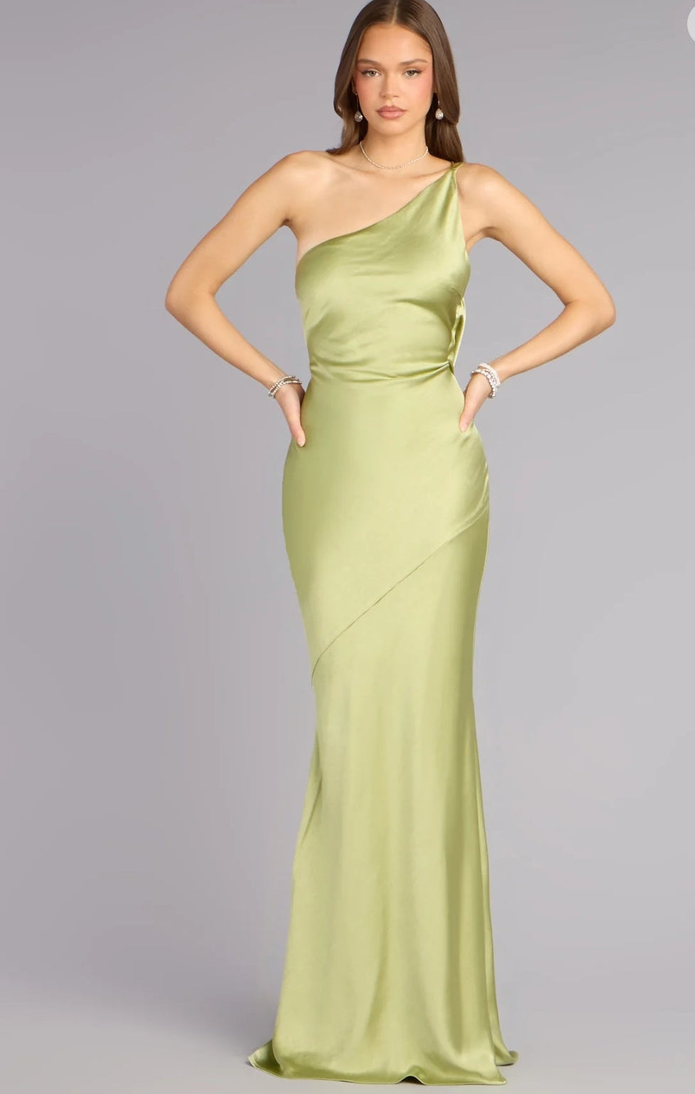 Vestido verde sage satindo de una manga con espalda abierta