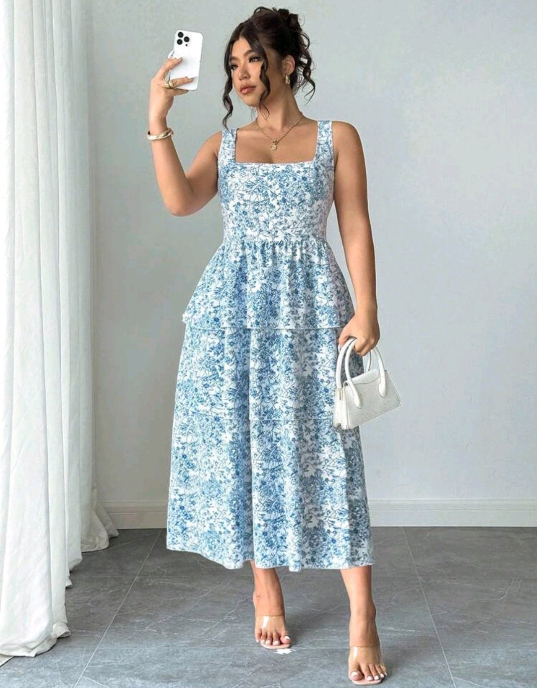 Vestido con flores celestes y largo en capas