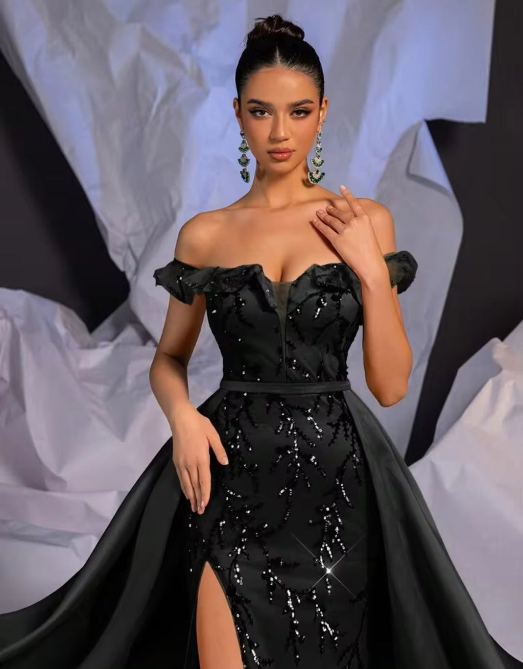 Vestido negro lentejuelas con sobrefalda off-the-shoulder