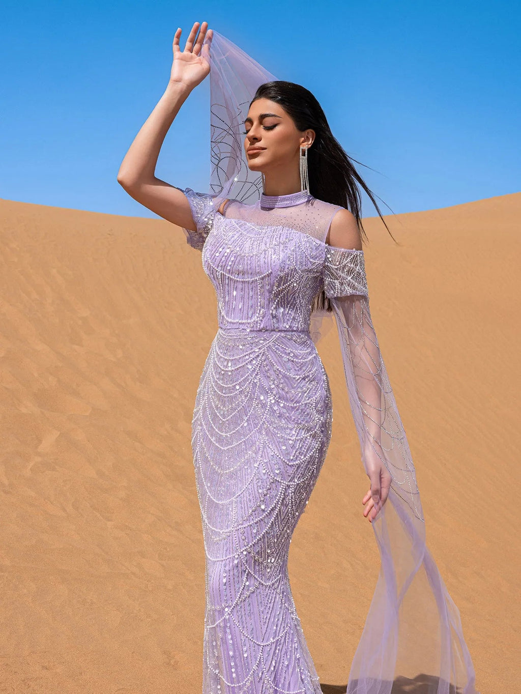 Vestido lila con pedrería y manga capa