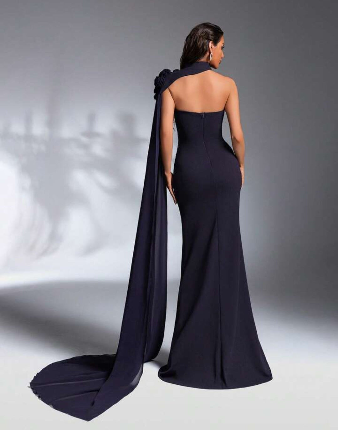 Vestido azul oscuro con pedrería tornasol y capa