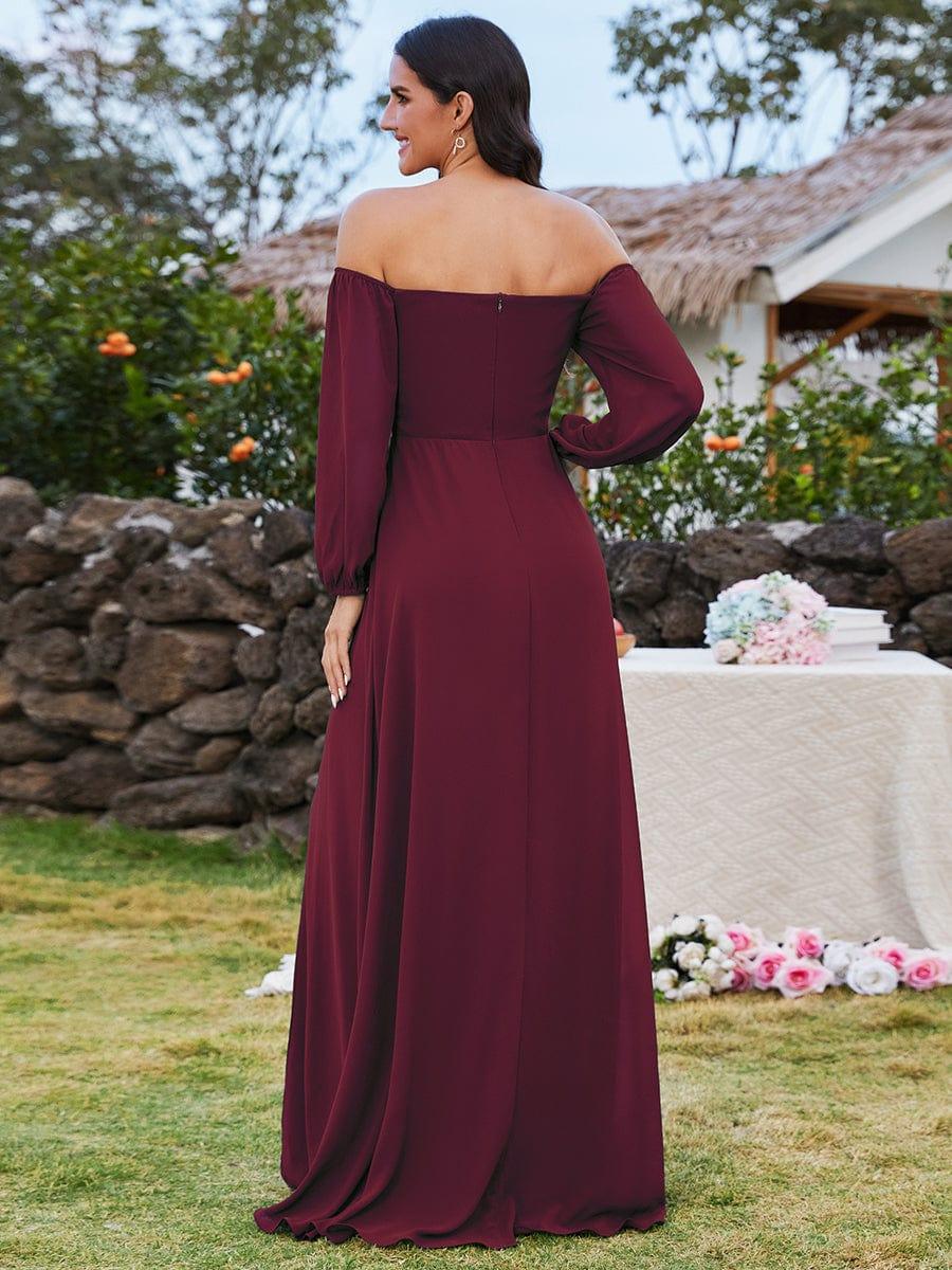 Vestido vino off-the-shoulder con abertura lateral