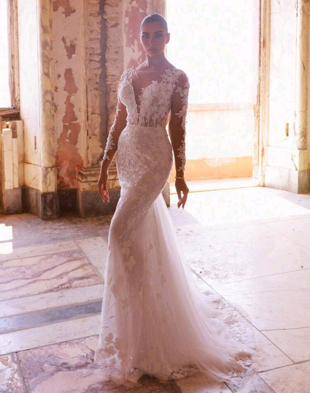 Vestido de Novia Sirena con Encaje Floral y Espalda Descubierta