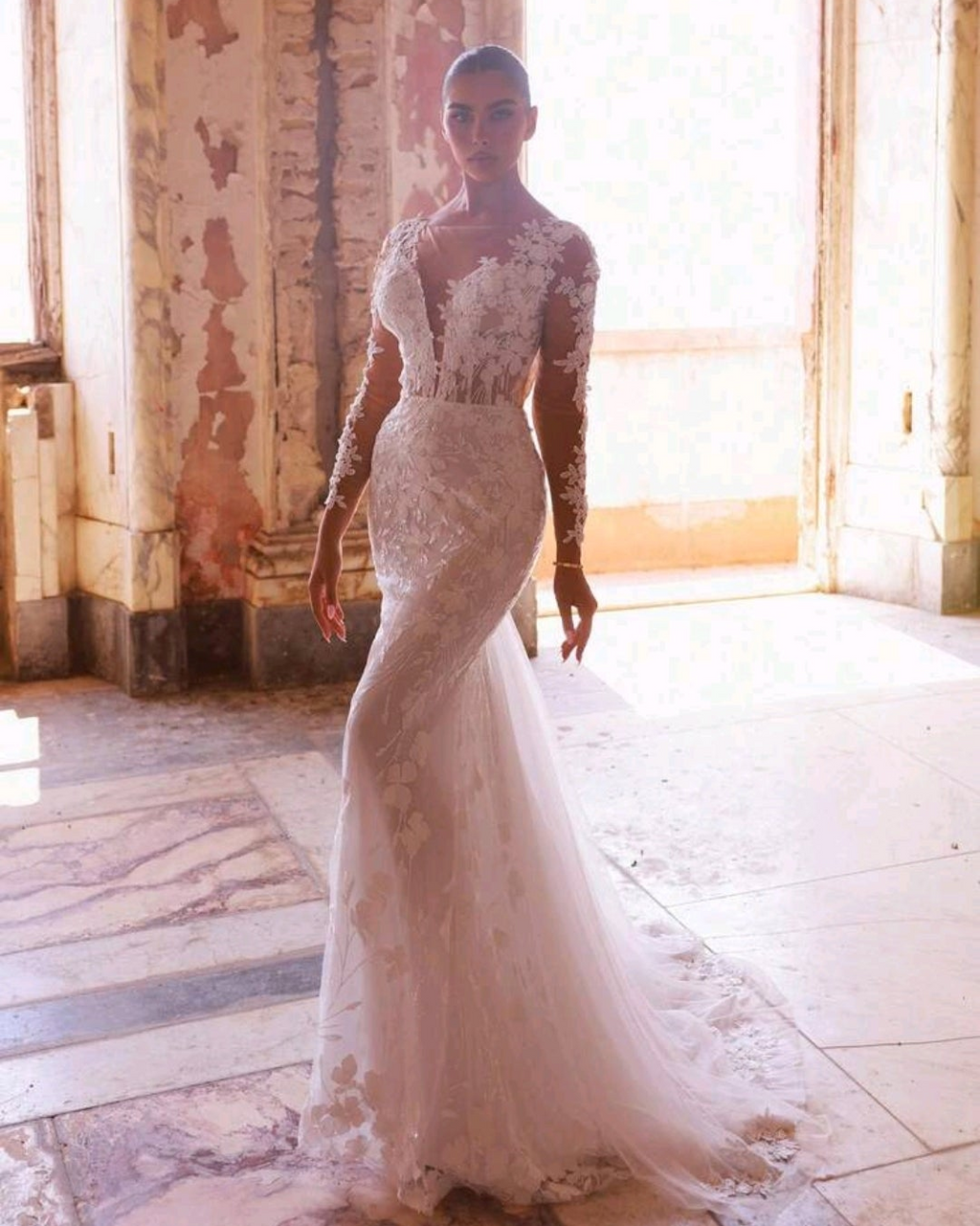 Vestido de Novia Sirena con Encaje Floral y Espalda Descubierta