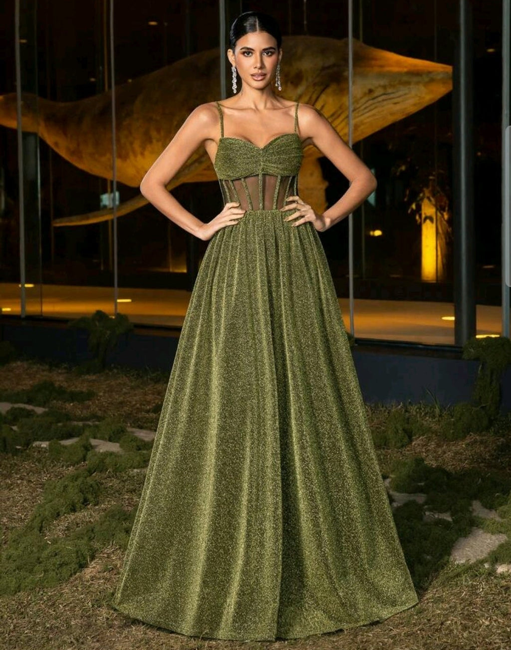 Vestido verde olivo brillante tirante delgado con transparencia corte A