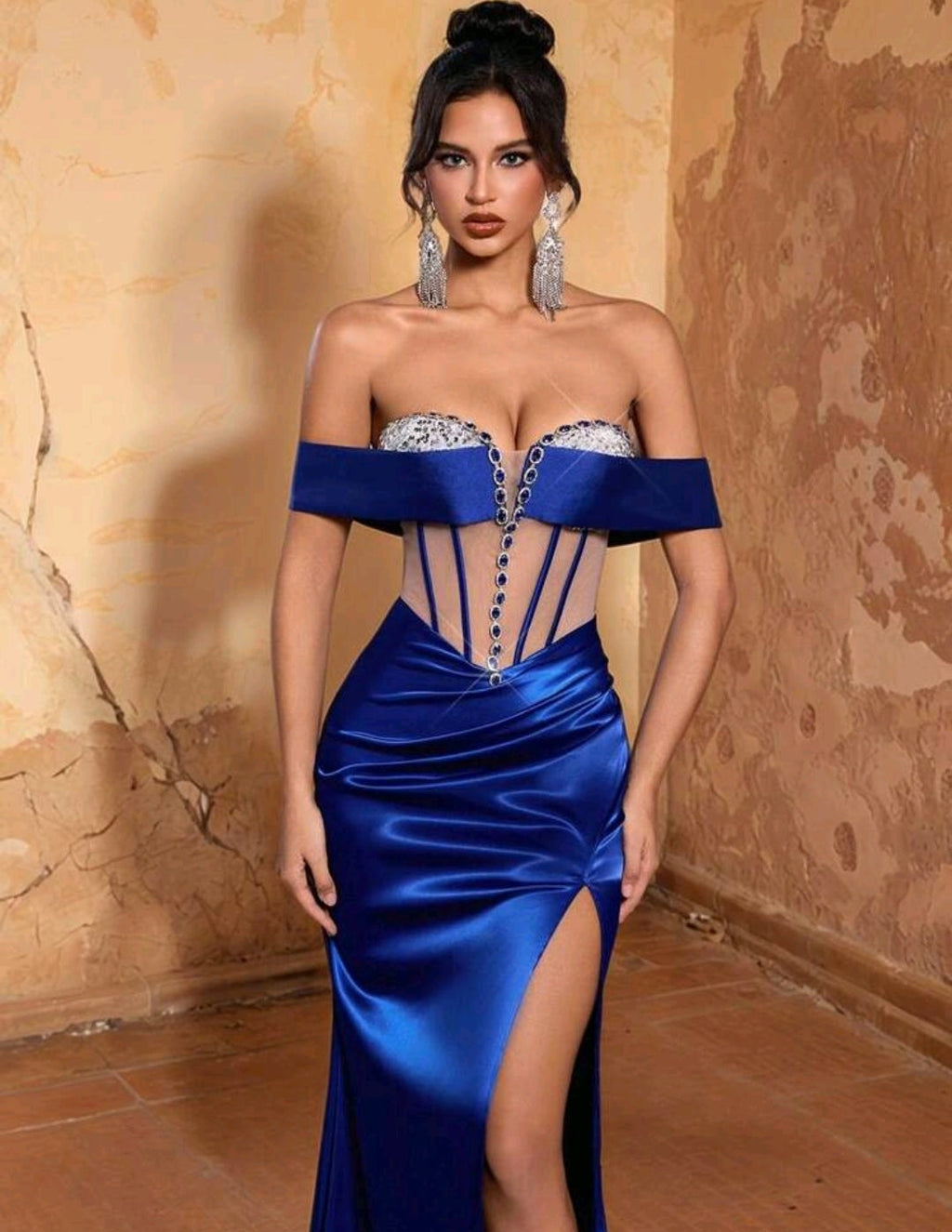 Vestido azul rey satinado con transparencia