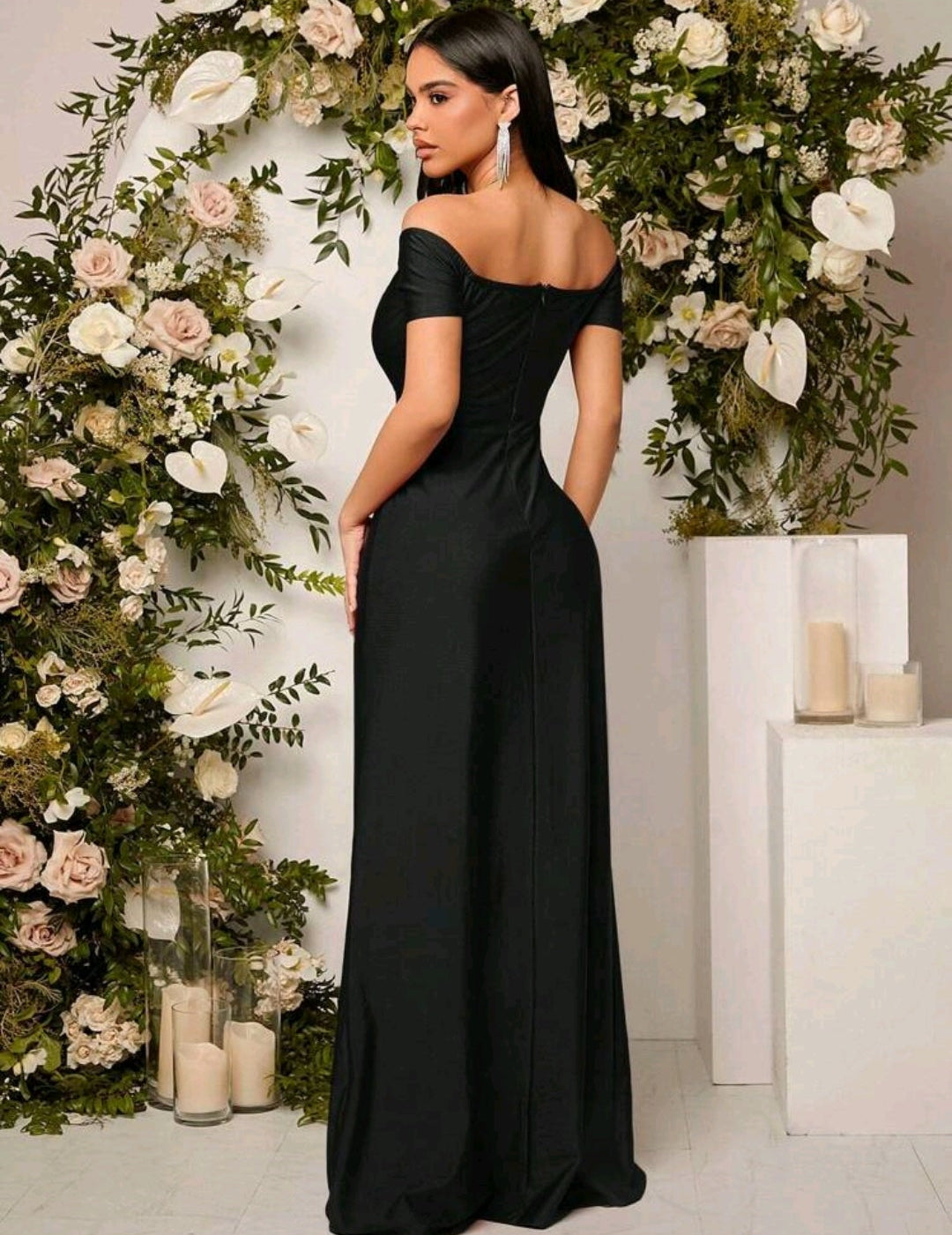 Vestido negro off-the-shoulder con abertura lateral