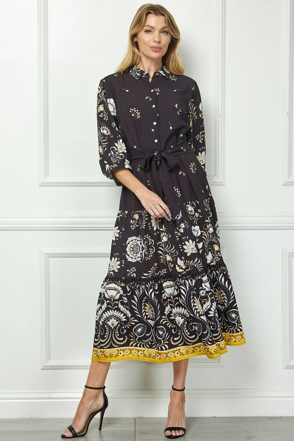Vestido estilo camisero floral y barrocos en blanco y ocre sobre un fondo negro