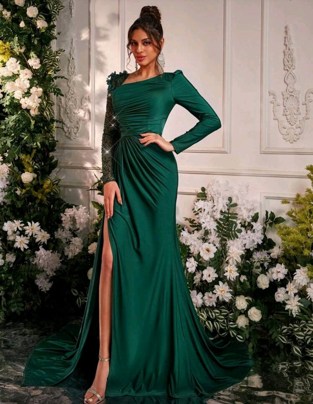 Vestido satinado manga larga con abertura lateral