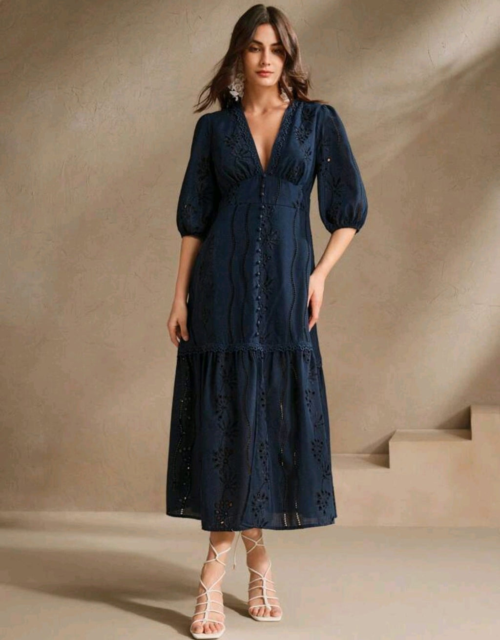 Vestido azul oscuro manga 3/4 con escote pronunciado