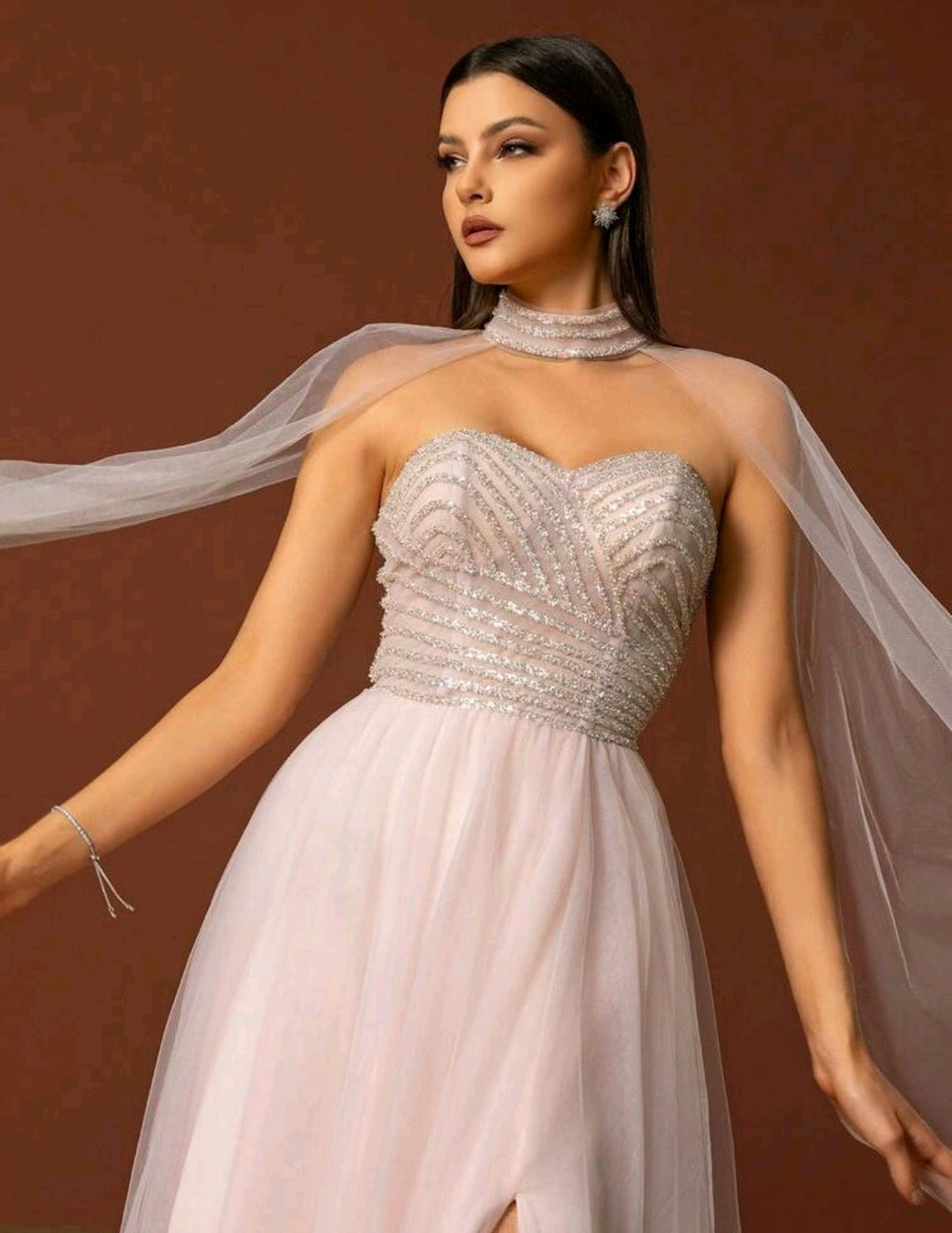 Vestido Sussy straple con manga capa tul y abertura lateral