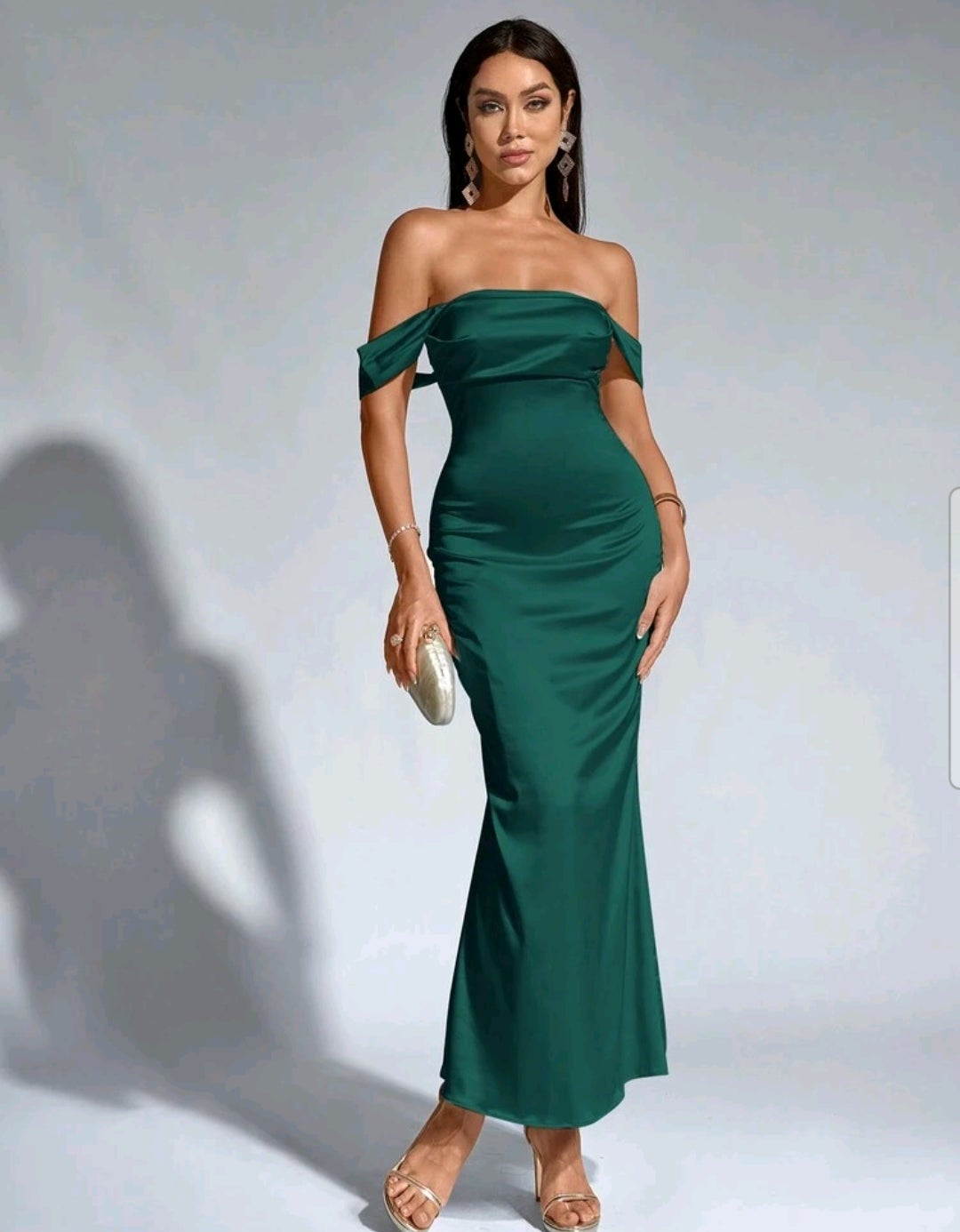Vestido verde jade satinado off-the-shoulder corte sirena