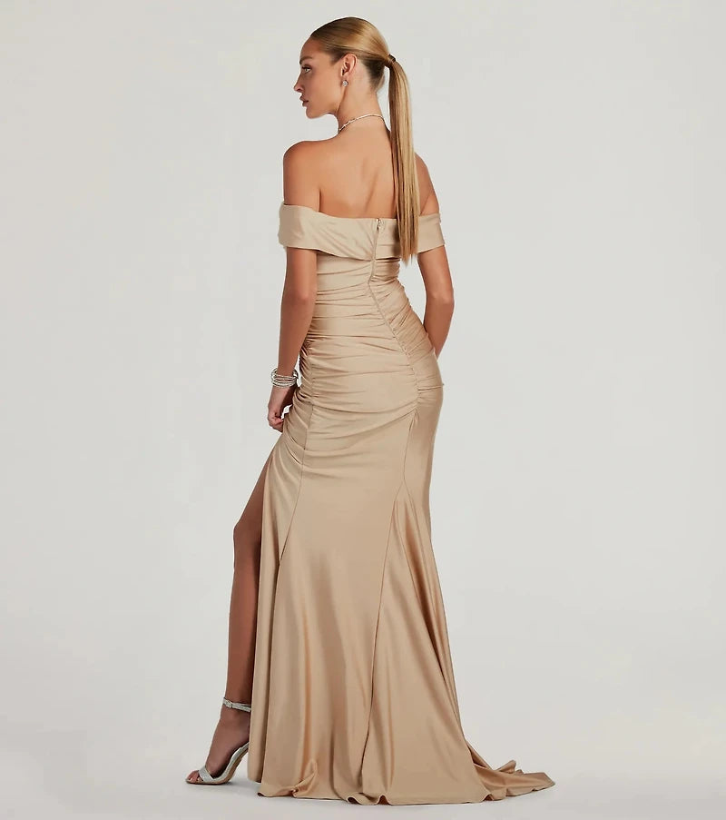 Vestido champán off-the-shoulder con abertura lateral