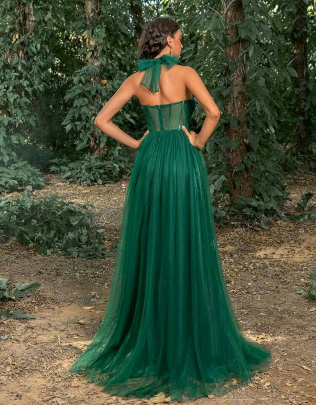 Vestido verde esmeralda con escote pronunciado y transparecia
