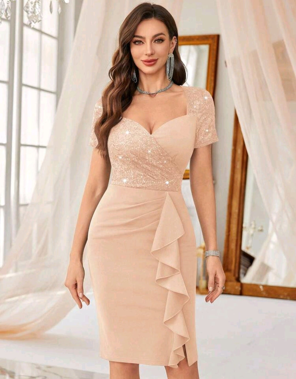 Vestido champagne con lentejuelas y encaje