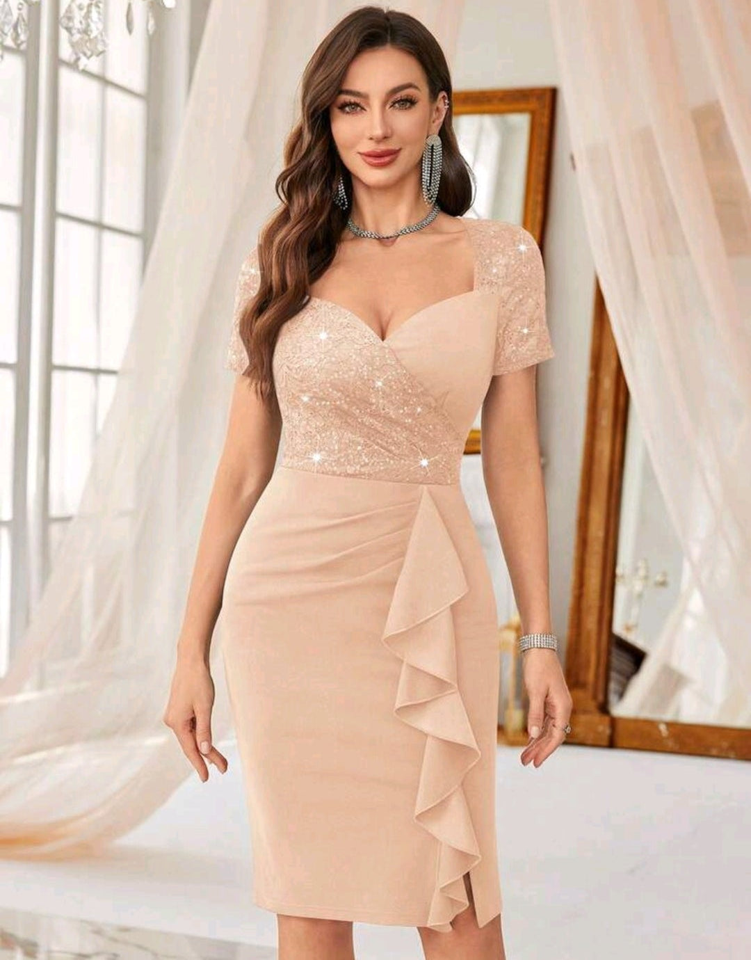 Vestido champagne con lentejuelas y encaje
