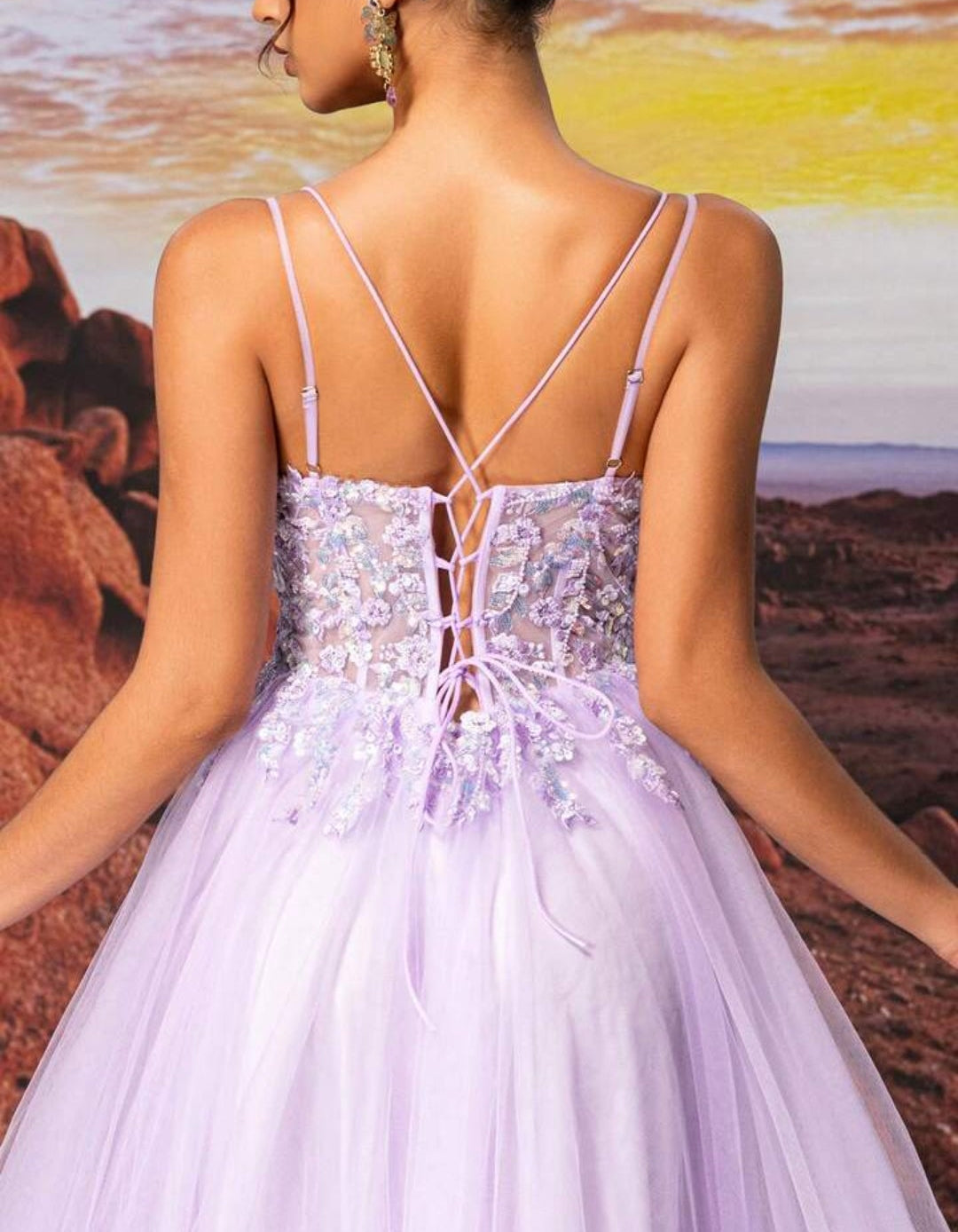 Vestido lila con aplicación tornasol y falda tul