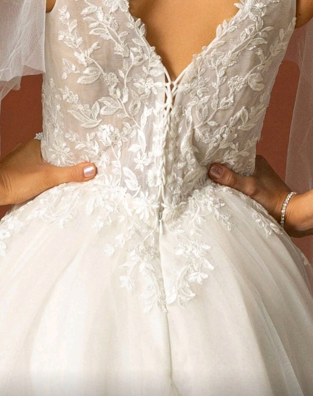 Vestido de Novia "Encanto Etéreo" con Mangas de Capa en Tul
