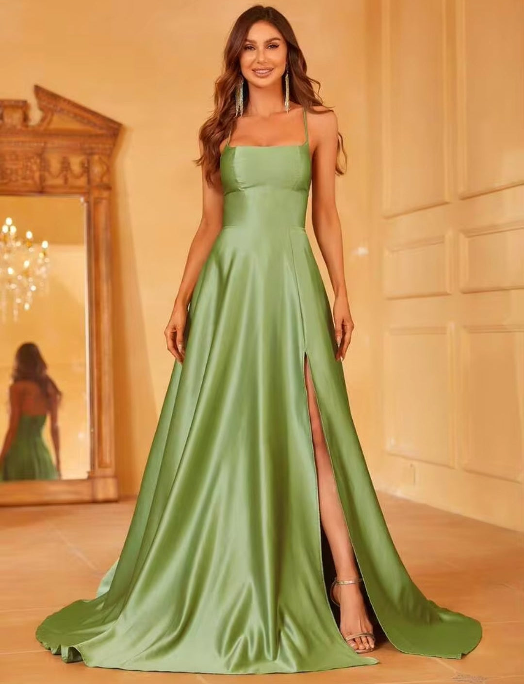 Vestido verde sage oscuro satinado con corsé ajustable espalda semi abierta
