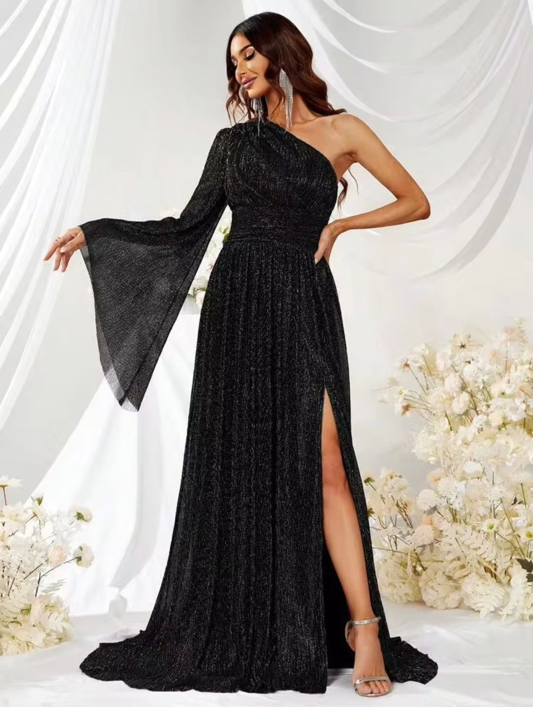 Vestido negro brillante de una manga capa con abertura lateral