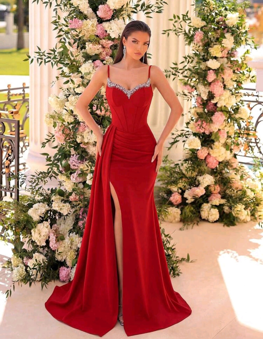 Vestido rojo con pedrería en escote corazón