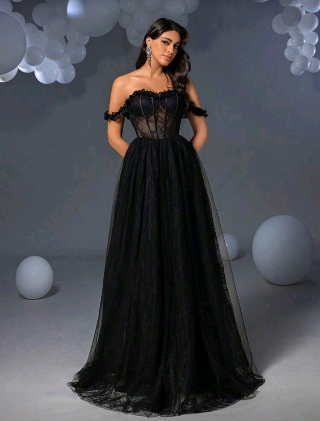 Vestido de encaje y con varillas y tul