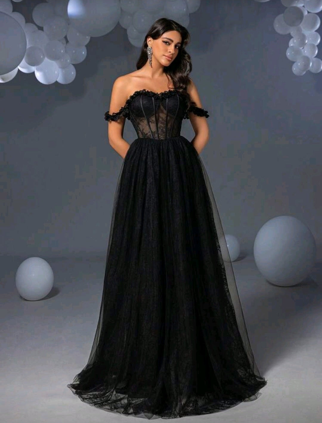 Vestido de encaje y con varillas y tul