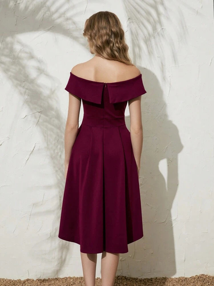 Vestido vino off-the-shoulder midi con semi cola de pato
