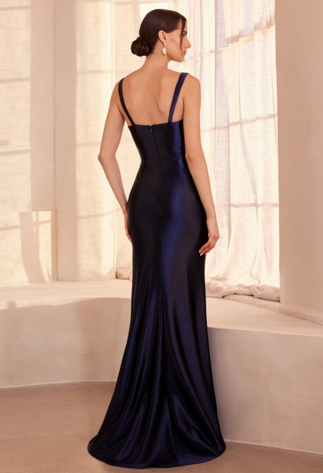 Vestido deep red satinado con escote corazón y abertura lateral