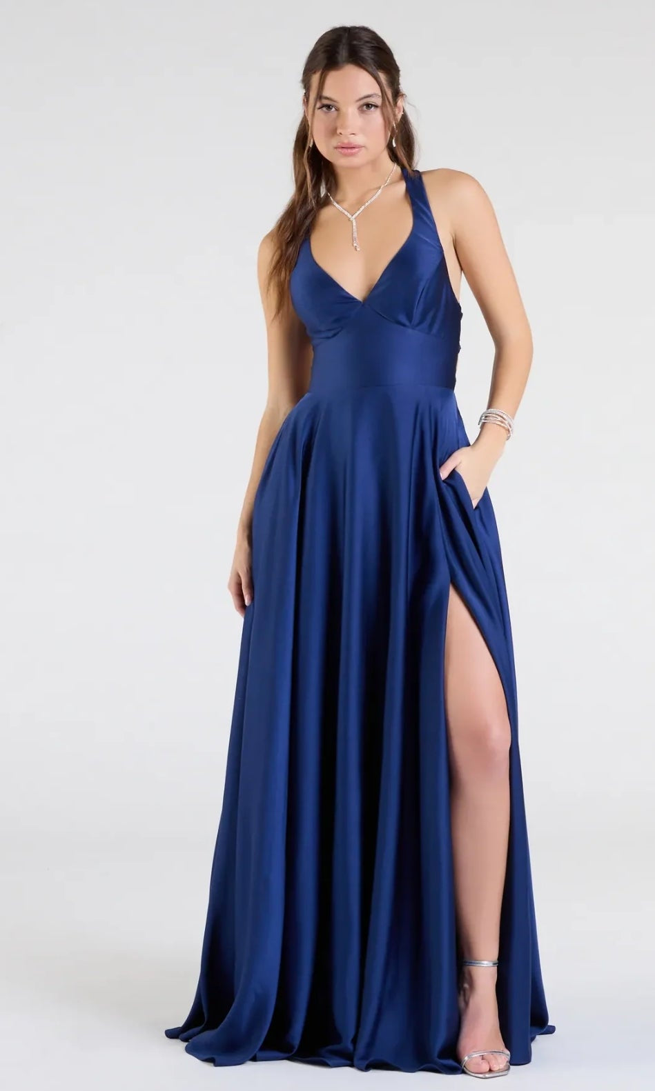 Vestido Abbey azul marino satinado espalda abierta ajustable