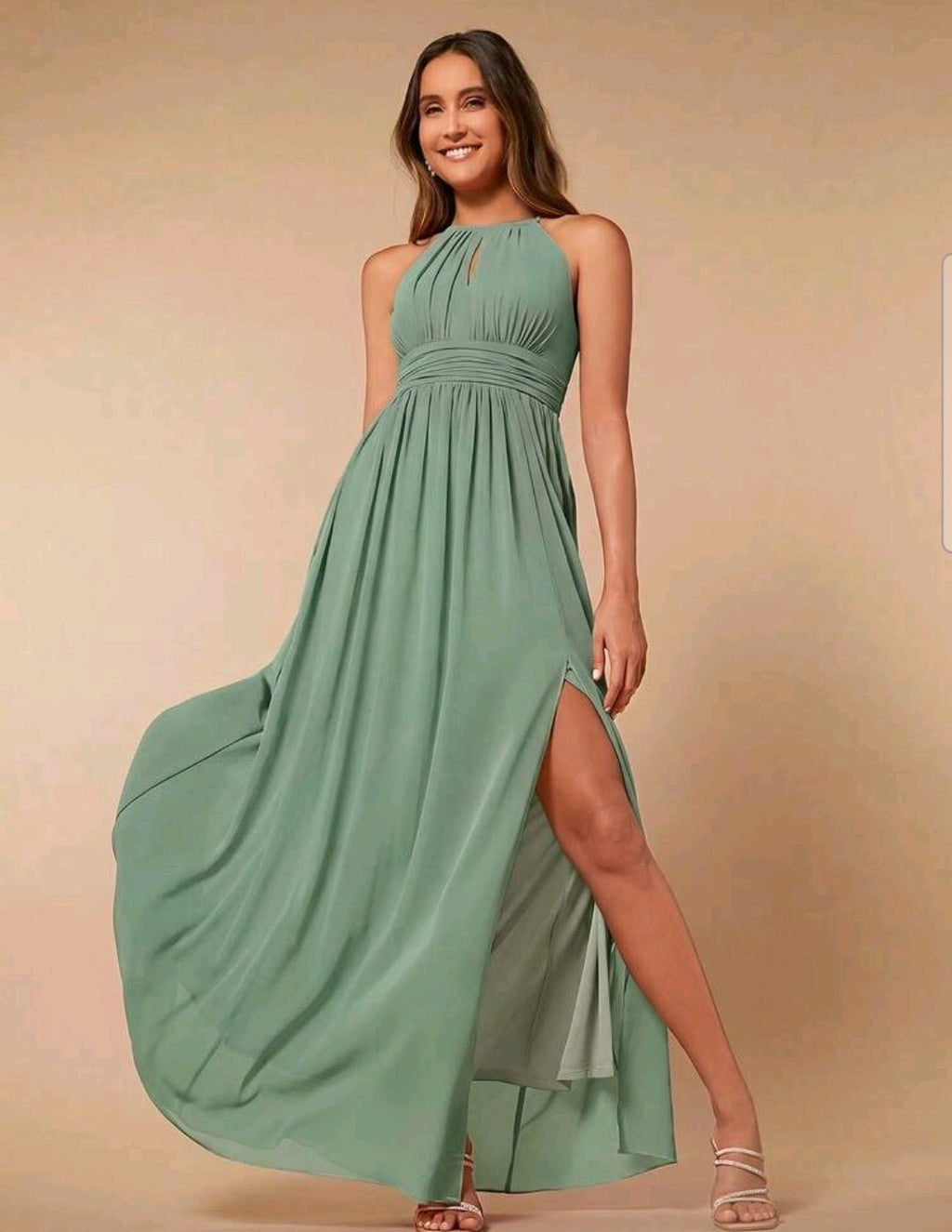 Vestido verde sage oscuro corte A con abertura lateral
